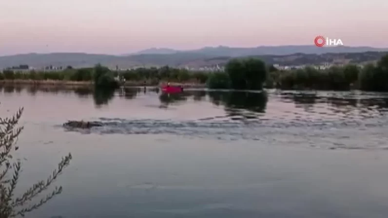 Murat Nehri’nde mahsur kalan 3 kişiyi AFAD ekipleri kurtardı